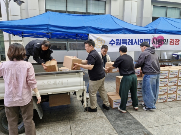 ▲ 김치는 수원시 4개 구청을 통해서 44개 동에 배부한다. 고물가 시대에 어려움을 겪는 소외계층에게는 따뜻한 마음으로 전달하는 김치 한 포기라도 추위를 녹일 수 있다.