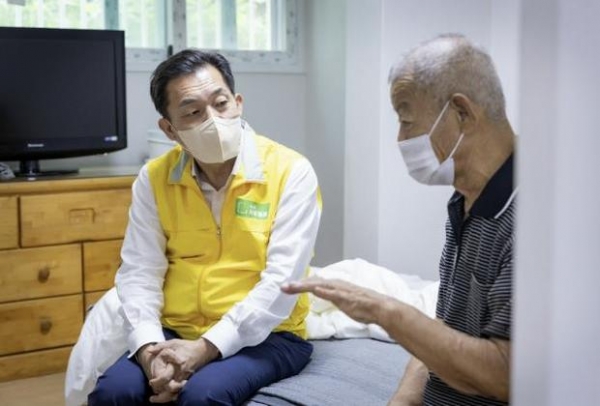 ▲ 지난 8월 이재준 수원시장이 수원새빛돌봄 1주년을 맞아 지원 대상 가구를 방문해 대화를 나누고 있다.