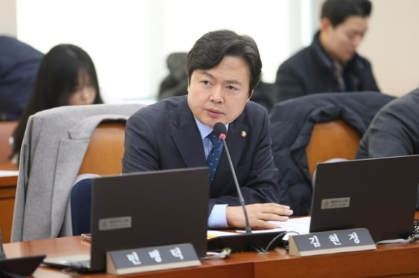 ▲ 18일 국회 정무위원회 전체회의에서 김현정 국회의원(더불어민주당, 평택시병)이 질의하고 있다.