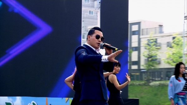 ▲ 무대에서 노래하고 있는 가수 유강산 (사진=유강산 제공) © 굿 뉴스통신