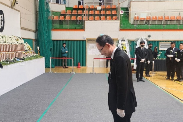 ▲ 대한수영연맹 제29대 회장에 출마한 최순모 후보는 새해 첫날 제주항공 여객기 사고 국가애도 기간에 전남 무안 공항을 찾아 참배했다.