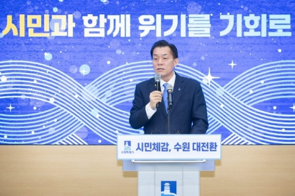 ▲ 이재준 수원특례시장이 지난 6일 수원시청에서 2025년 신년브리핑을 열어 올해 주요 계획을 소개하고 있다.