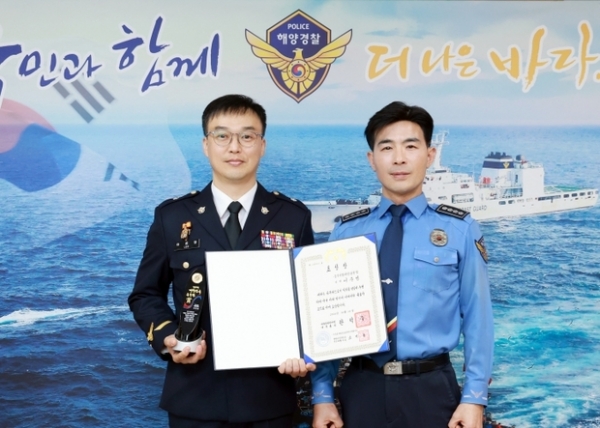 ▲ 대한민국 공무원상을 수상한 이준영 경위(좌)와 박생덕 서특단장,