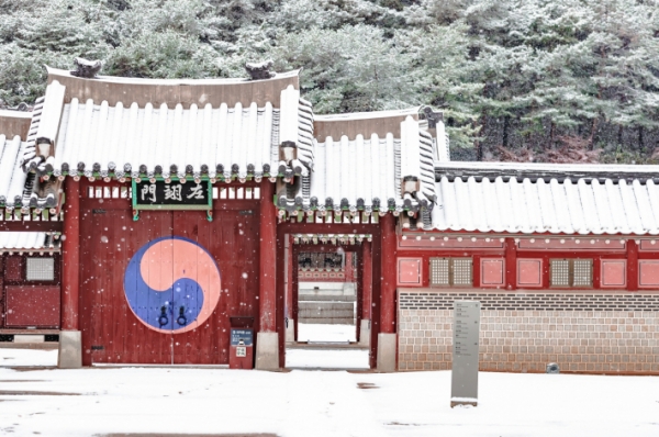 ▲ 화성행궁에 눈이 쌓인 풍경.