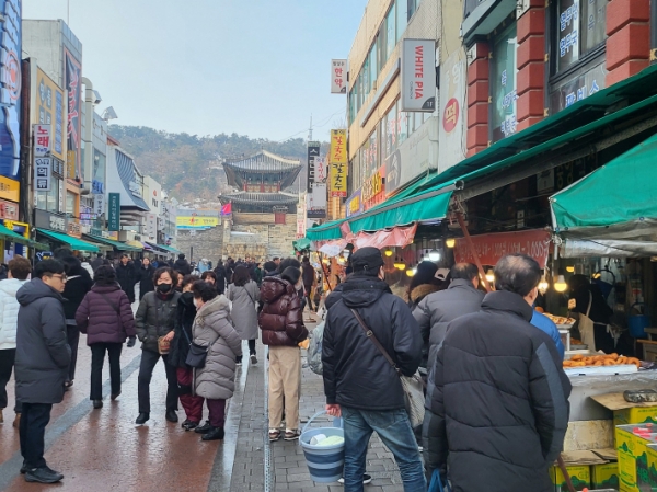 ▲ 팔달문 주변 전통시장, 시민들로 활기가 넘쳐났다.