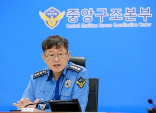 ▲ 10일 김용진 해양경찰청장이 여수해역 어선 침몰사고 수색구조 상황을 점검하고 수색에 만전을 기할것을 주문하고있다.