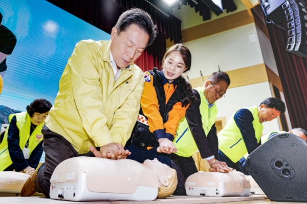 ▲ 지난 2023년 4월 이재준 수원시장이 새빛안전지킴이 교육으로 심폐소생술 훈련을 받고 있다.