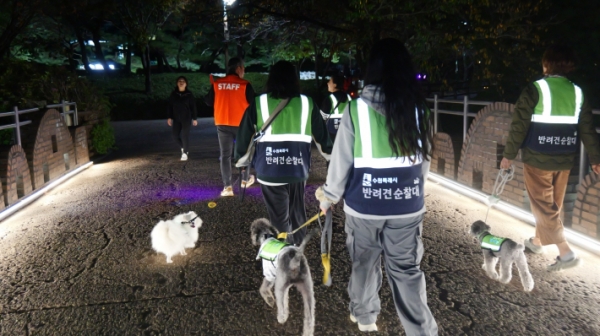 ▲ 반려견 순찰대가 장안구 송죽동 주택밀집지역에서 수원 중부경찰서와 함께 합동 순찰을 하고 있다.
