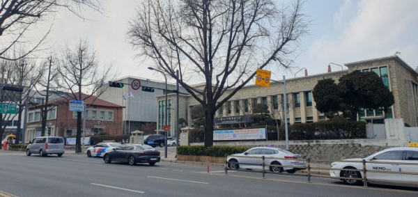 ▲ 옛 수원시청사(오른쪽 흰색건물)과 옛 수원문화원(왼쪽 붉은색 벽돌 건물)