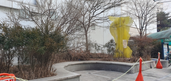 ▲ 작가의 '생명의 나무 I', 나무와 사람의 아름다운 모습을 담은 멋진 작품으로 보인다.
