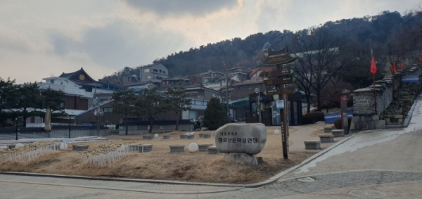 ▲ 로데오청소년문화공연장은 누구나 참여할 수 있는 야외 공연장이다.