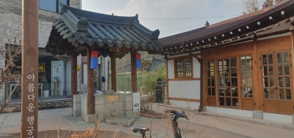 ▲ 조선시대 정조가 그의 어머니 혜경궁홍씨를 위해 회갑연을 준비할 때 물을 길어서 사용했던 우물이라고 한다.
