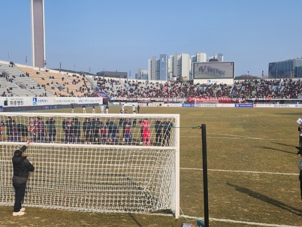▲ 경기 종료 후 서포터즈석을 향해 다가가 인사를 건네는 수원 FC 선수들, 팬들은 격려의 박수로 화답했다.