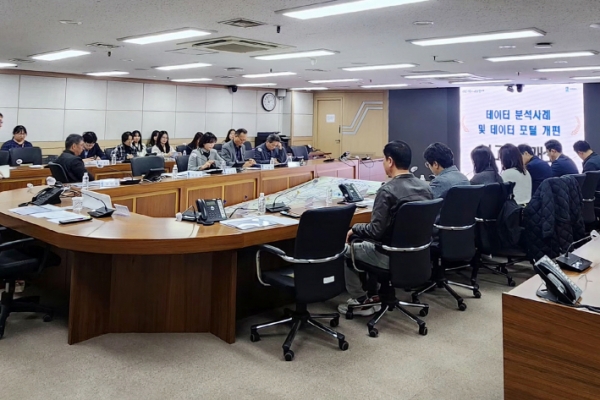 ▲ 지난해 11월 수원시 데이터 분석 사례 및 데이터 포털 개편 보고회에 참석한 수원시 관계자들이 데이터 분석 사례를 공유하고 있다.