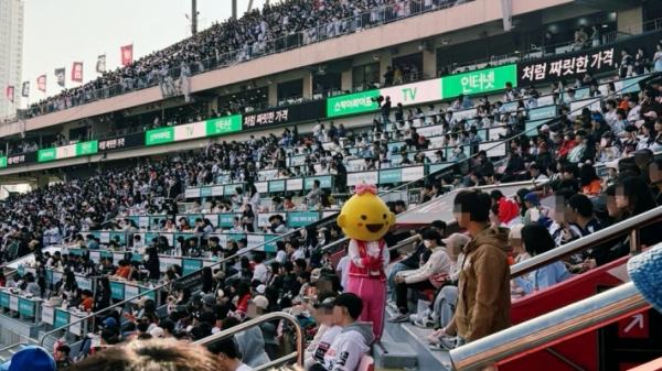 ▲ 캐릭터 탈인형이 등장해 관중의 흥을 돋우고있다.