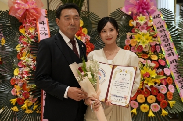 ▲ 박창완 파크골프협회장과 임채이 인플루언서