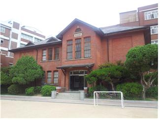 ▲ 수원으로 돌아온 임면수가 감독관으로 건립에 참여한 아담스기념관.
