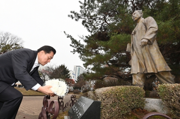 ▲ 수원시장이 지난해 3월 임면수 탄생 150주년을 기념해 동상에 헌화하고 있다.
