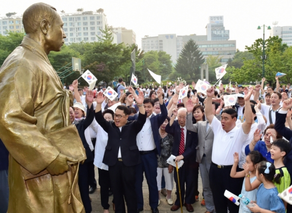 ▲ 광복 70주년이었던 지난 2015년 수원시민이 모금해 건립한 임면수 동상 앞에서 제막식이 열려 수원시민들이 만세를 외치고 있다.