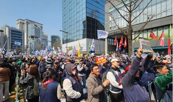 ▲ 4일 헌법재판소가 윤석열 대통령 파면을 선고한 후 시민들이 기뻐하고 있다.