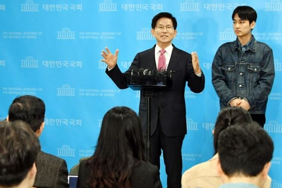 ▲ 김문수 전 고용노동부 장관이 9일 서울 국회 소통관에서 제21대 대통령 출마 기자회견을 마친 후 질문에 답변을 하고 있다./굿 뉴스통신=장유창 기자