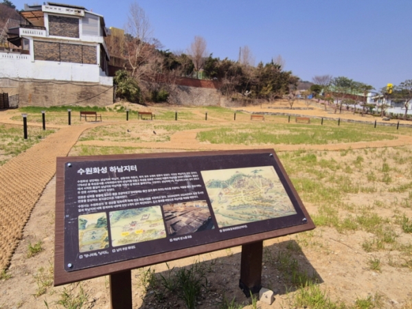 ▲ 관광안내소 바로 앞에 자리한 야외 쉼터로 알아두면 좋다.