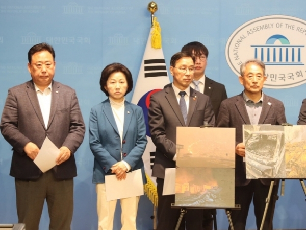 ▲ 송옥주 국회의원(왼쪽에서 두번째)은 지난달 28일 국회 농림축산식품해양수산위원회·행정안전위원회 소속 더불어민주당 의원들과 함께 국회 소통관에서 합동 기자회견을 열고 산불 진화를 위한 군병력의 전면적 투입 등 국가 차원의 총력 대응과 피해 주민에 대한 선제적이고 실질적 지원을 촉구했다.