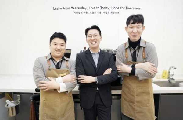 ▲ YTT 카페를 찾은 성진규 ㈜비비테크 대표이사(가운데)가 박오성(왼쪽)씨, 노현래씨와 활짝 웃고 있다.