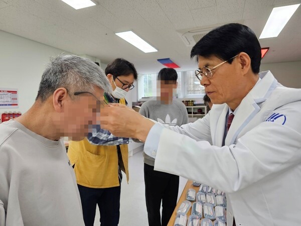 ▲ 어르신들에게 무료 시력 검사와 안경 나눔을 실천하는 최병갑 안경사.