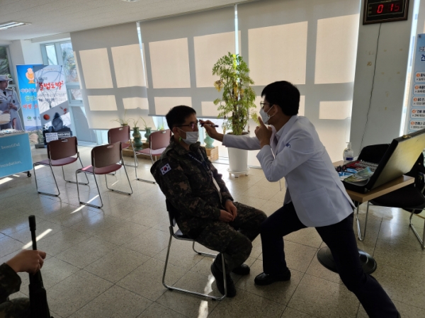 ▲ 장병들에게 무료 시력 검사를 하고 있다.