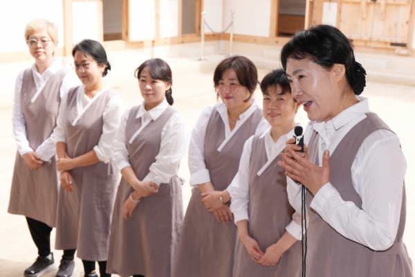 ▲ 주민들로 구성된 수라지기들이 혜경궁 궁중 다과 체험을 위해 직접 만든 메뉴를 설명하고 있다.