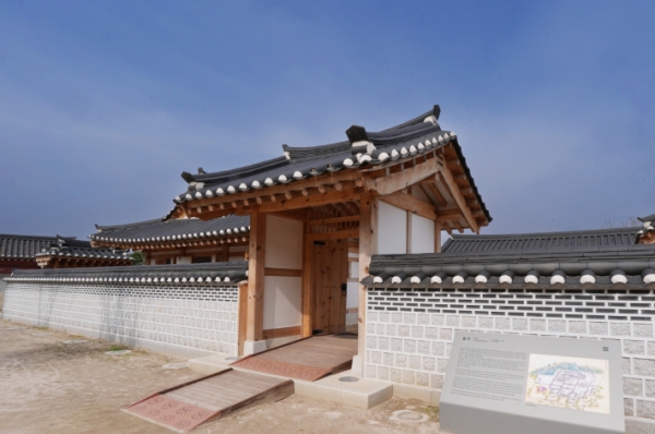 ▲ 복원이 완료된 화성행궁 별주.
