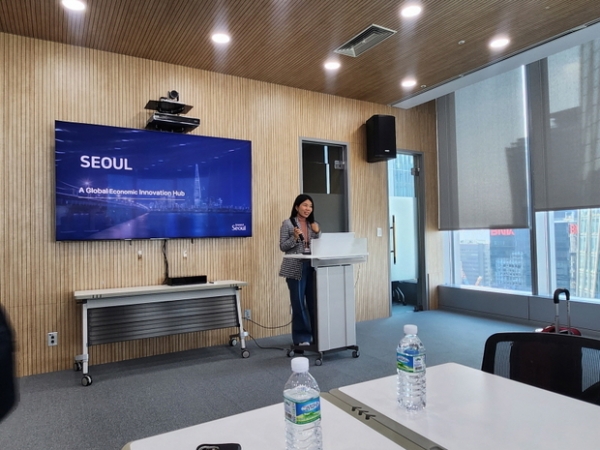 ▲ 서울시의 매력적인 외국인 투자환경에 대한 발표를 하고있는 인베스트서울 담당자 (사진제공: 주한외국기업연합회 KOFA)
