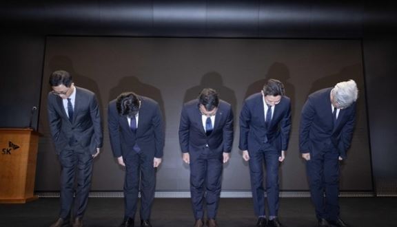 ▲ 유영상 CEO가 관련 임원들과 사과 인사를 하는 모습 (왼쪽부터) 이종훈 Infra전략본부장, 홍승태 고객가치혁신실장, 유영상 CEO, 배병찬 MNO AT본부장, 윤재웅 마케팅전략본부장./(사진제공=SKT)