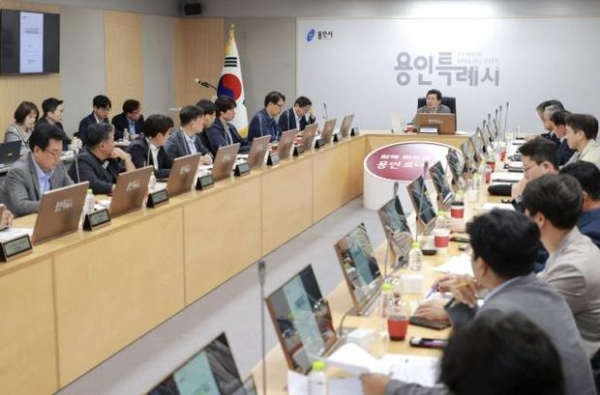 ▲ 이상일 용인특례시장이 30일 시민프로축구단 창단준비위원회 회의를 주재하고 있다.