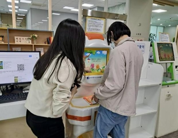 ▲ 무인대출기를 활용해 대출·반납실습을 하고 있다.