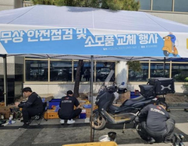 ▲ 배달노동자 이륜차 안전점검을 하고 있다.