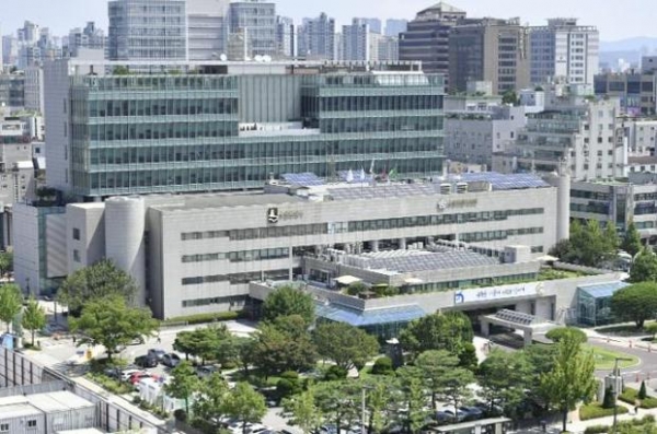 ▲ 수원시청사 전경,