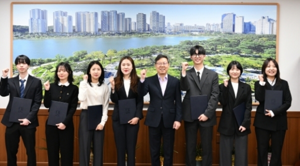 ▲ 박사승 영통구청장, 신규 공직자에게 임용장 수여