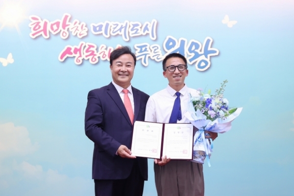 ▲ 교환 공무원 임명장 수여(5.2)_좌측 김성제 의왕시장, 우측 슈츠잔 셴닝시 공무원