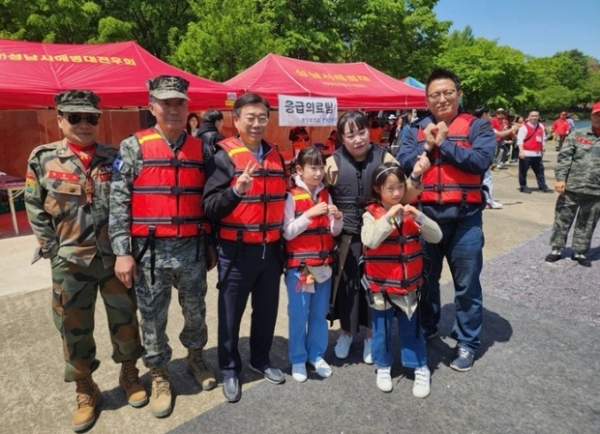 ▲ 신상진 성남시장이 제103회 어린이날을 맞아 분당구 율동공원 호수에서 개최된 해병대 고무보트 승선 체험 행사에 참석해 현장을 찾은 시민들과 기념촬영을 하고 있다.