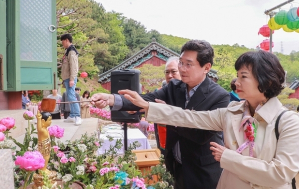 ▲ 이상일 용인특례시장은 5일 ‘부처님 오신 날’을 맞아 화운사 등 지역 사찰 3곳을 방문해 참배하고 불자, 시민들과 함께 부처님의 탄신을 축하했다.