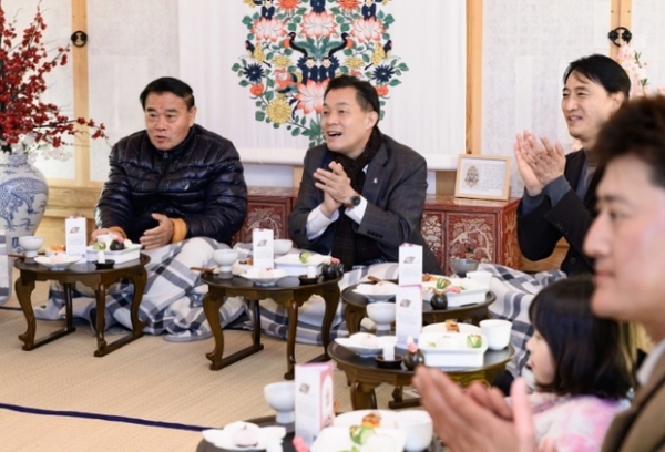 ▲ 이재준 시장과 이재식 의장이 달빛화담, 花談 프로그램에 참여하고 있다.
