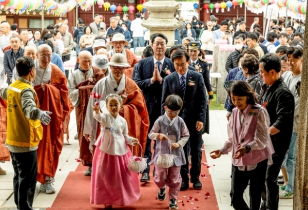 ▲ 정명근 화성특례시장이 6일 용주사에서 봉축법요식에 참석하고 있다.