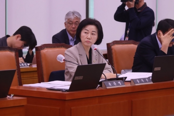 ▲ 지난달 24일 송옥주 의원이 국회 농림축산식품해양수산위원회 예결소위에서 추경예산을 심사하고 농어민 산불피해대책을 촉구했다.