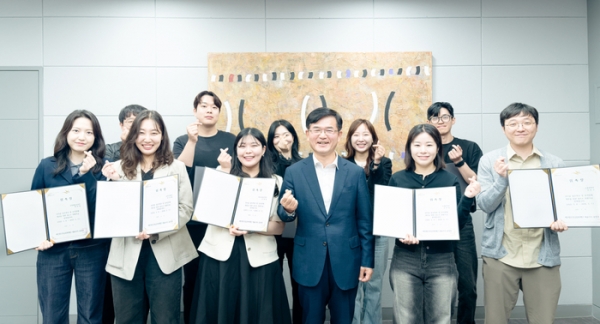 ▲ 성남문화재단보드Y구성원들이 윤정국 대표이사와 기념촬영을 하고 있다. © 굿 뉴스통신