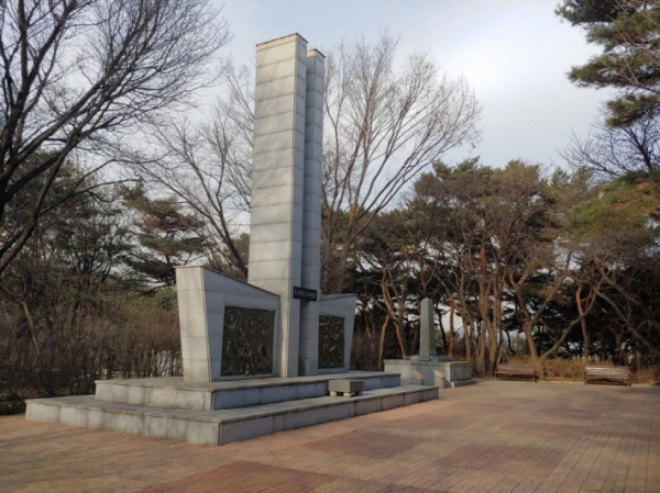 ▲ 정상 부근에 나란히 서 있는 '3·1독립운동기념탑'과 '대한민국독립기념비'