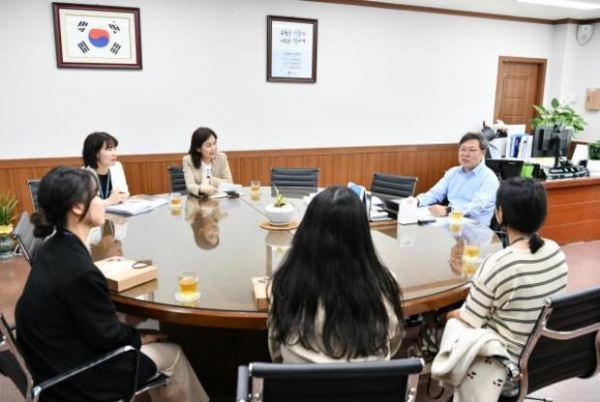 ▲ 수원시 영통구, 가정의 달 맞아, 출산 앞둔 직원들 격려