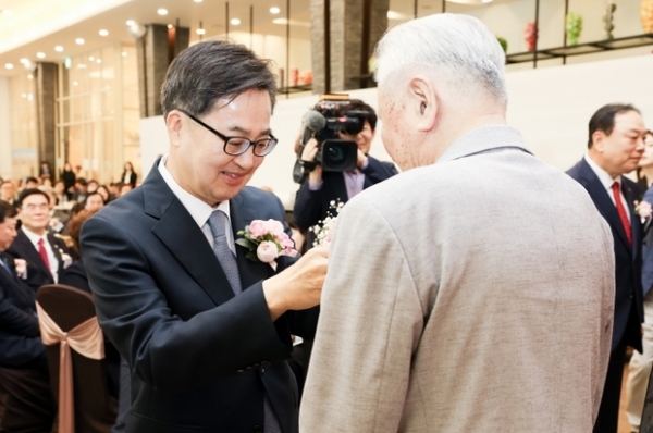 ▲ 9일 오전 수원노블레스컨벤션에서 열린 제53회 어버이날 기념행사에서 김동연 경기도지사가 임종선 사할린동포에게 카네이션을 달아드리고 있다.