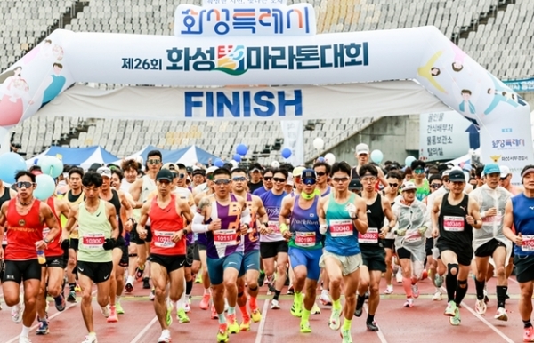 ▲ 10일 화성 효마라톤에 참여한 시민들이 달리고 있다.